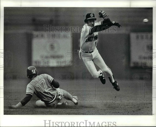 1988 Press Photo Kelly Gruber vs Ron Washington-baseball action scene - Historic Images