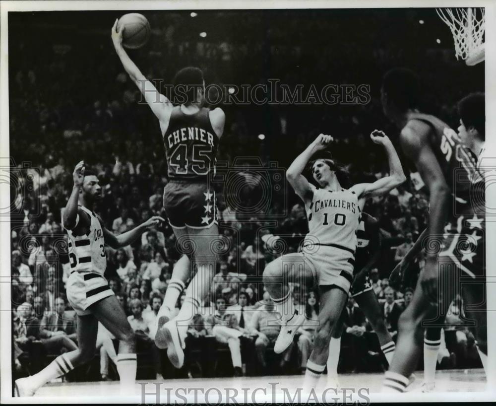 1976 Press Photo Cavs vs Washington-basketball action at the Coliseum - Historic Images