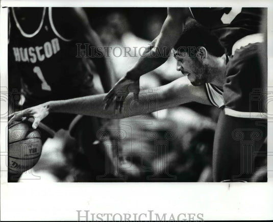 1989 Press Photo Brad Daugherty Dives Between Akeem Olajuwon & Buck Johnson - Historic Images