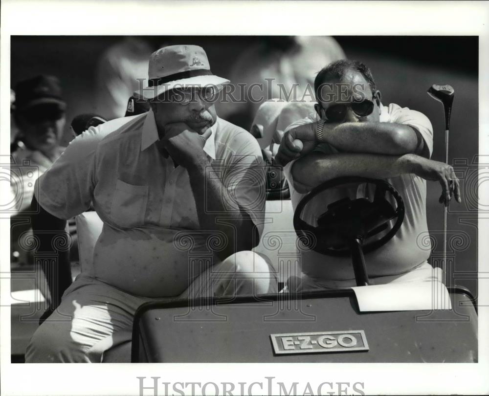 1990 Press Photo L-R: Cavaliers Gen. Manager Wayne Embry and Phil Shupe - Historic Images