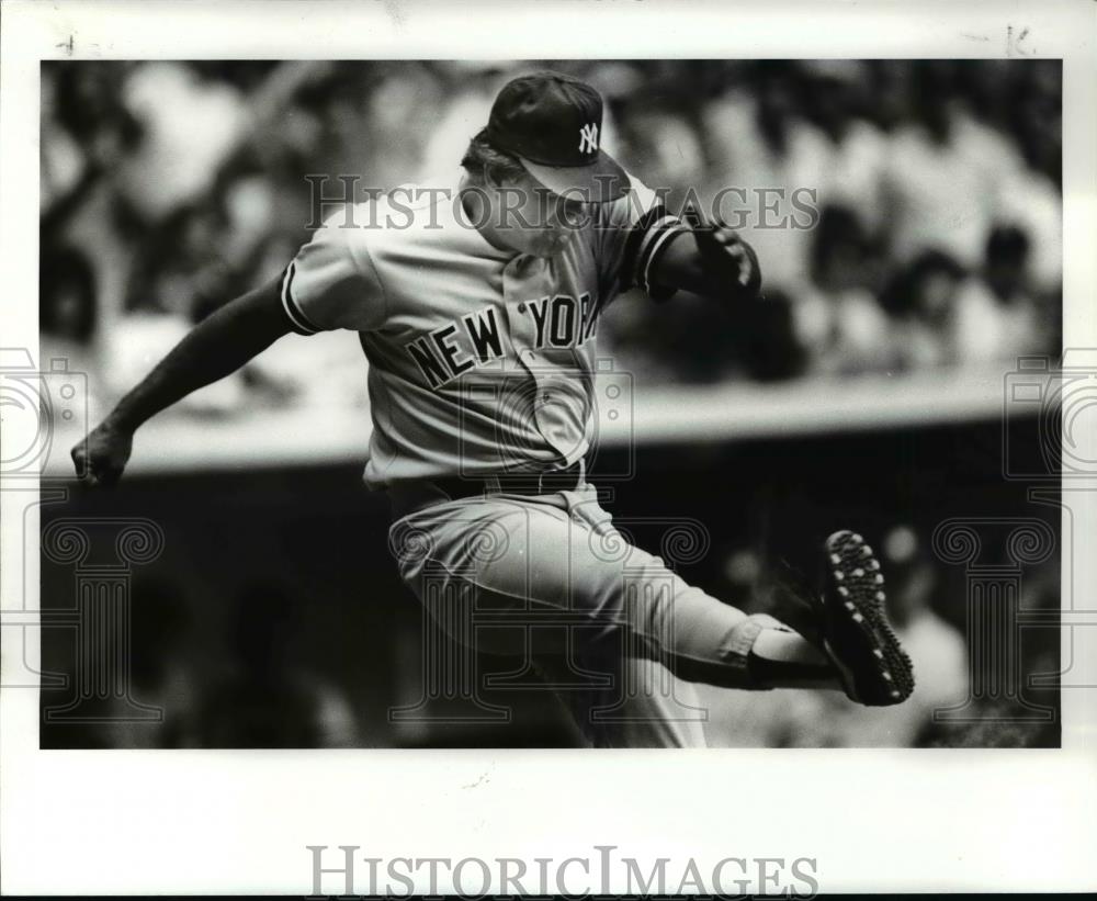 1986 Press Photo Lou Pinella kicks dirt at the unpires after being ejected - Historic Images