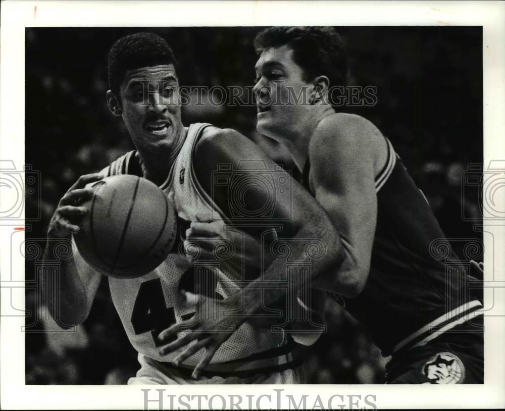 1992 Press Photo Cavs Brad Daugherty drives around Luc Longley in the 1st Half. - Historic Images