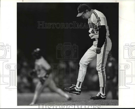 1990 Press Photo Indians' Jesse Orosco during baseball action vs Orioles - Historic Images