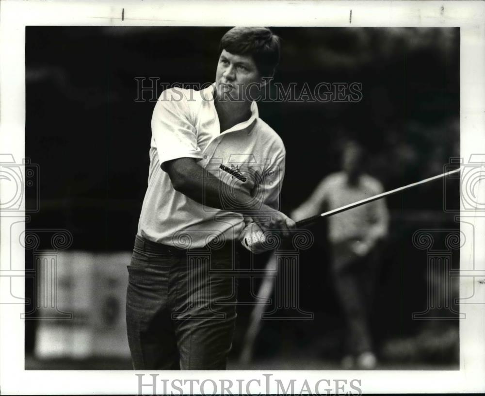 1987 Press Photo Bobby Wadkins tees off at the third green during World Series - Historic Images
