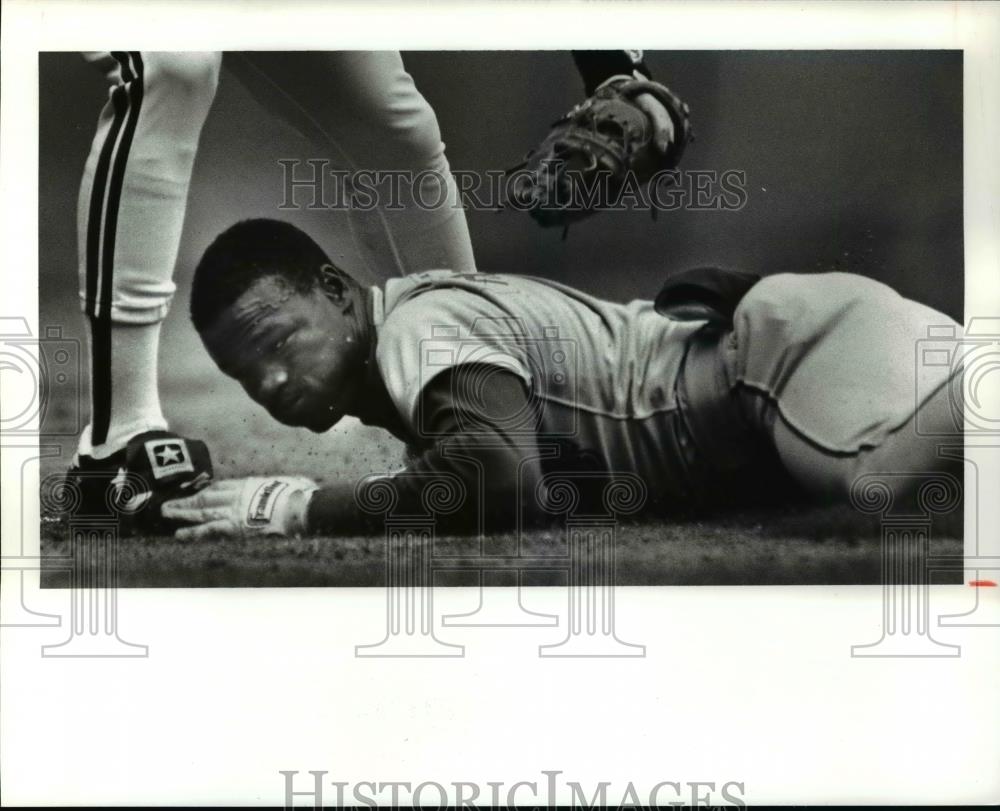 1990 Press Photo Harold Reynolds of Seattle Slide under Brook Jacoby of Indians - Historic Images