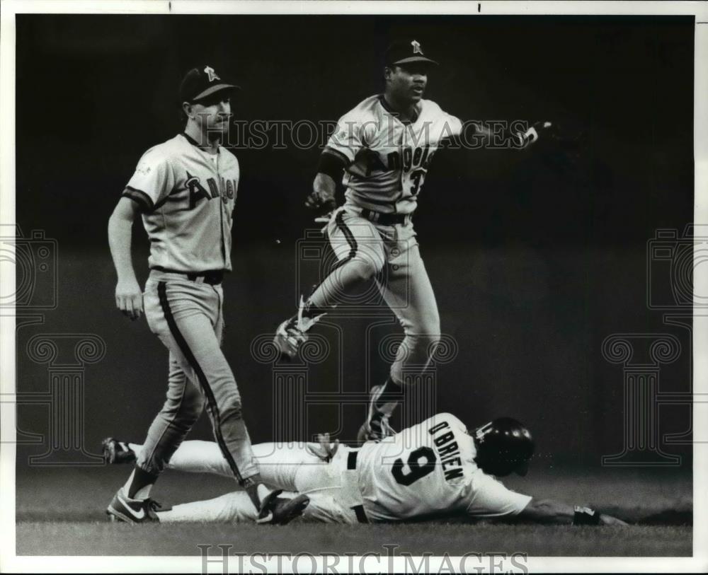 1989 Press Photo Jonny Ray &amp; Kent Anderson of Angels Avoids Indians Pete O&#39;Brian - Historic Images