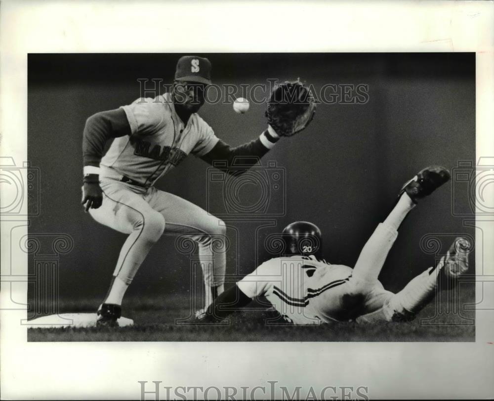 1990 Press Photo Dion James of Indians Steals as Seattle Harold Reynolds Waits - Historic Images