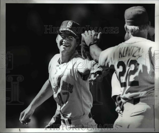 1989 Press Photo Jim Presley of Mariners Congratulated by Rusty Kuntz on Win - Historic Images