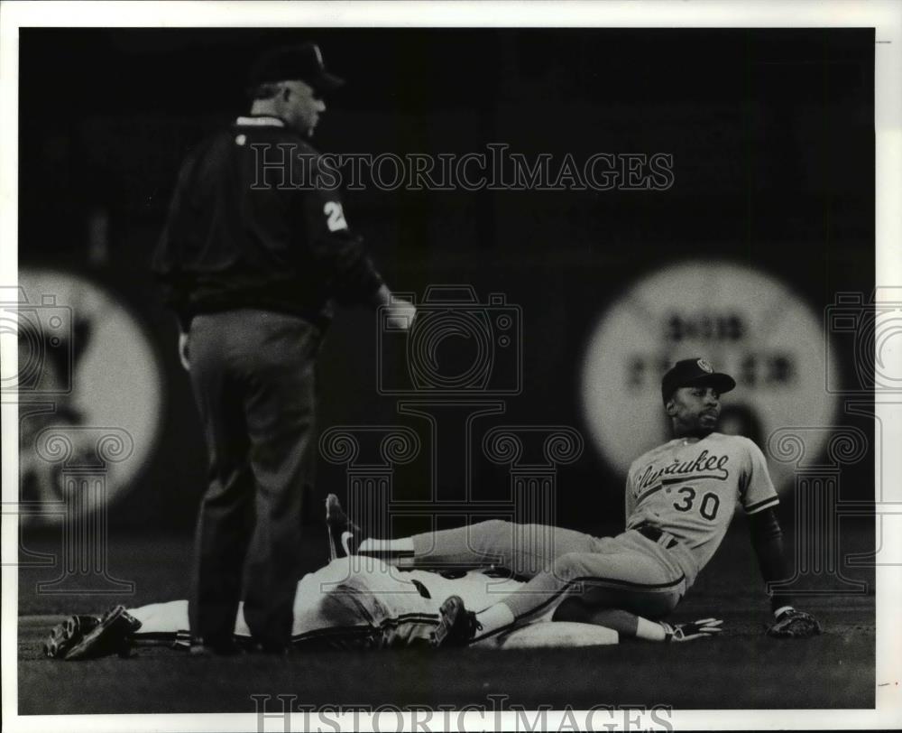 1991 Press Photo Wilie Randolph of Milwaukee Falls Over Carlos Baerga of Indians - Historic Images