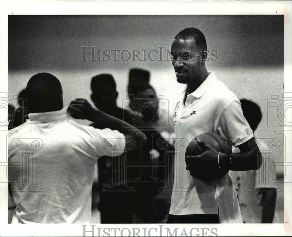 1990 Press Photo Ron Harper basketball camp - cvb69592 - Historic Images