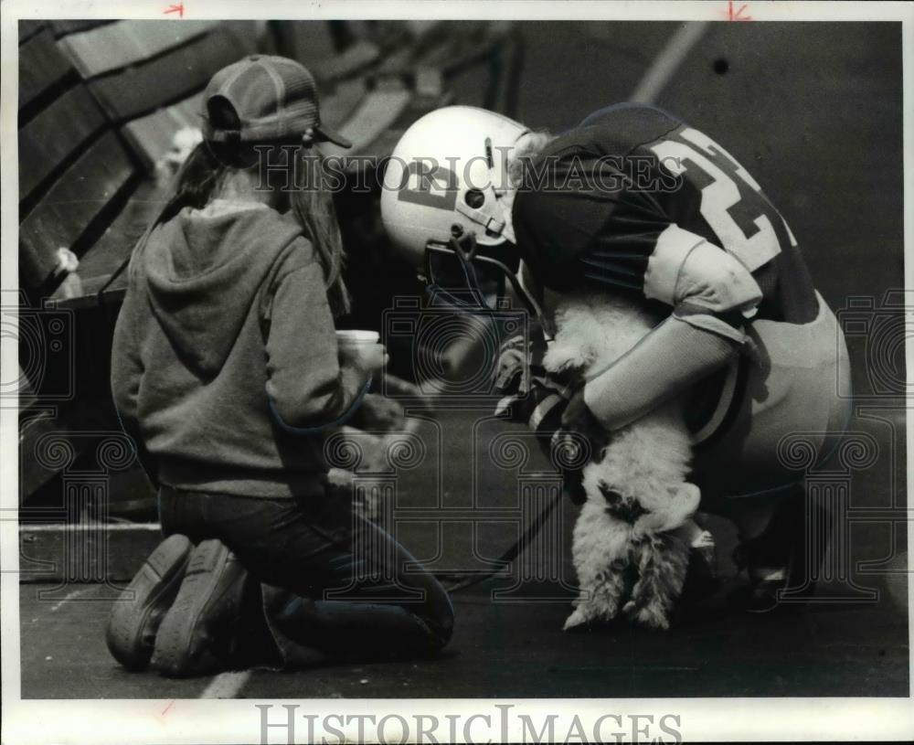 1981 Press Photo Cornerback Cindy Pizzino, mascot Cheyenne - cvb69645 - Historic Images