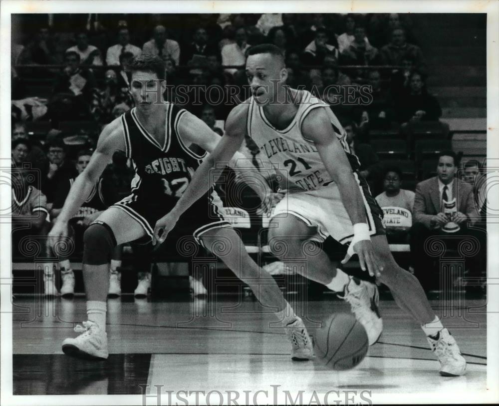 1991 Press PhotoAnthony Reed (21) of CSU charges around defender Matt Petty (12) - Historic Images