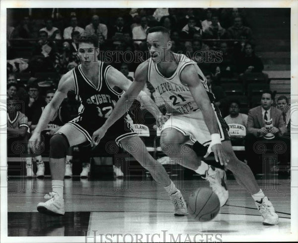 1991 Press PhotoAnthony Reed (21) of CSU charges around defender Matt ...