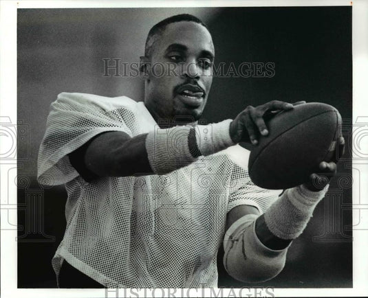 1991 Press Photo Roland Walker during a practice for the Falcons - cvb69654 - Historic Images