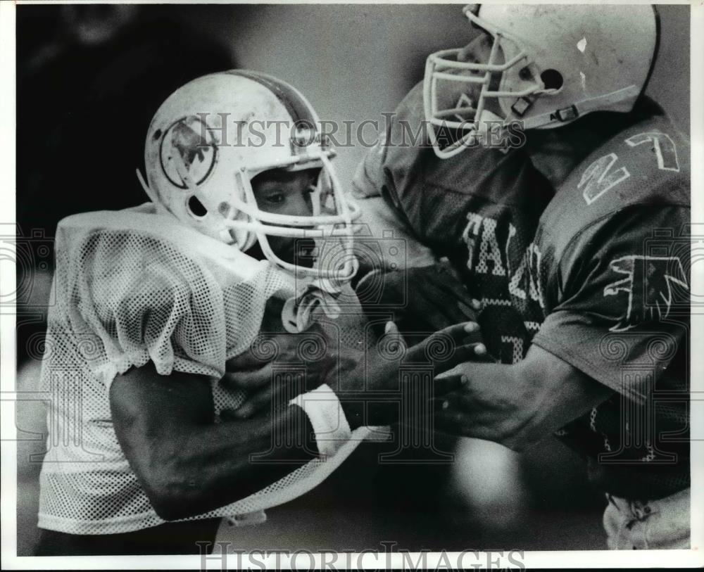 1991 Press Photo Richard Burke during a practice block for the Falcons. - Historic Images