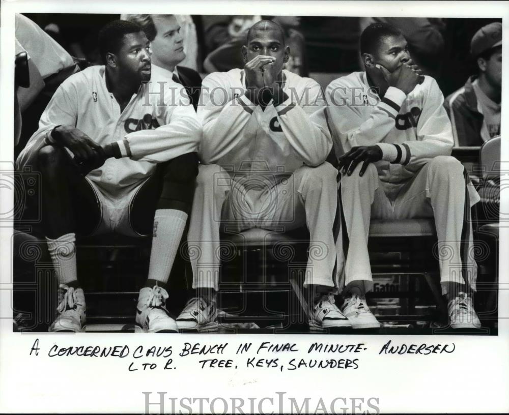 Press Photo A concerend Cavs bench in final minute. L-R: Tree, Keys, Saunders - Historic Images