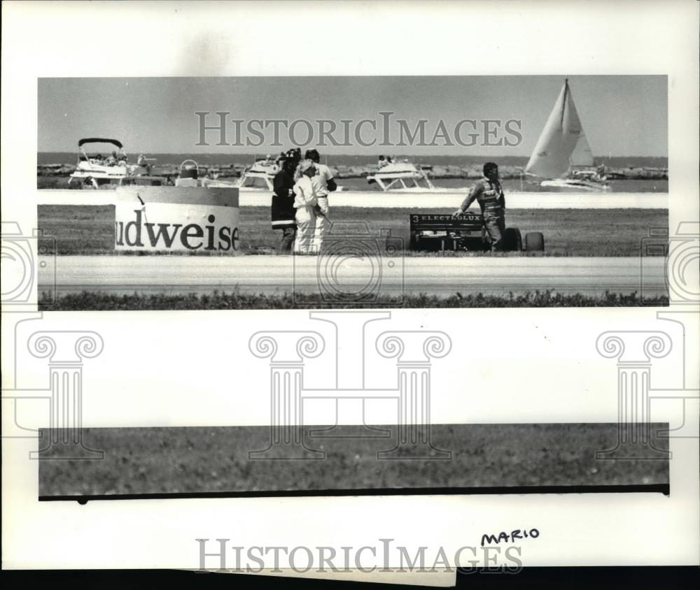 1984 Press Photo Mario Andretti watch the race from the spot on the track - Historic Images