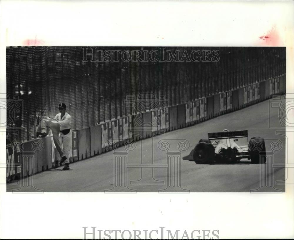 Press Photo John Andretti Jumps off the track after his car crashed into wall - Historic Images