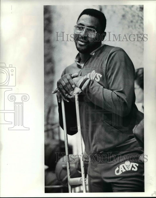 1985 Press Photo Lonnie Shelton rest on crutch - cvb69762 - Historic Images