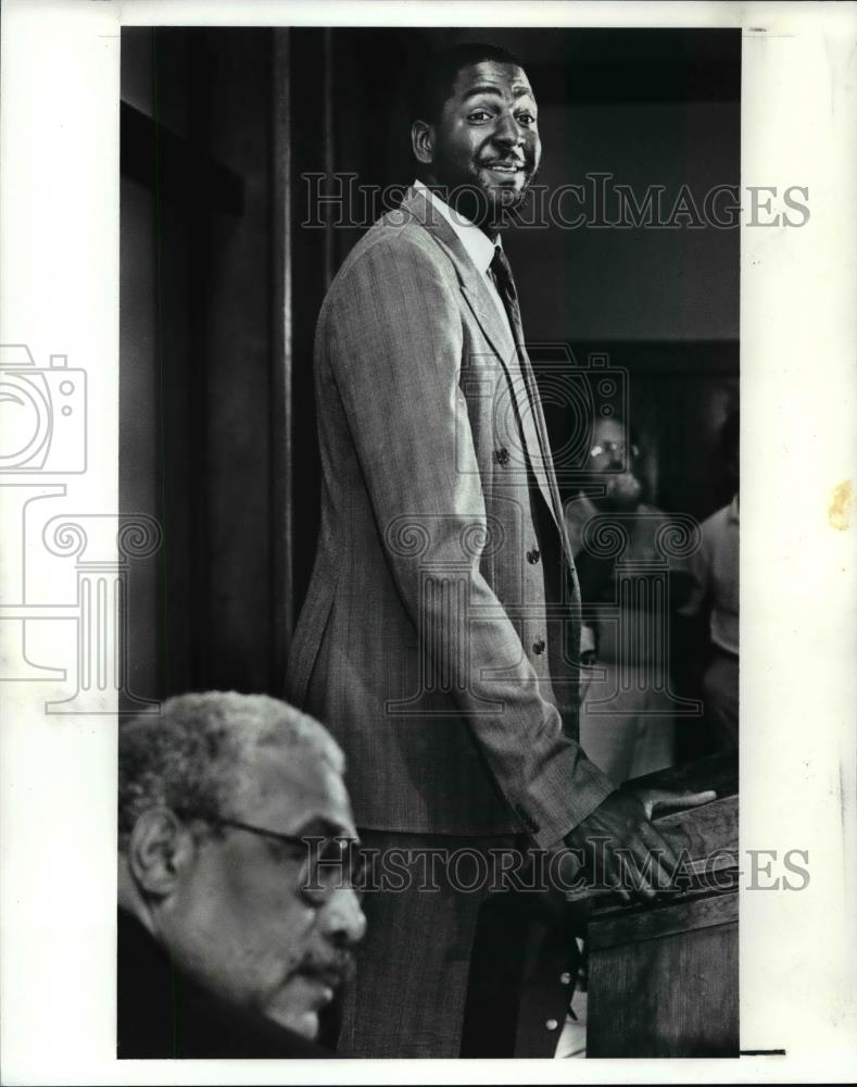 1988 Press Photo Tree Rollins with Wayne Embry at News conference at airport - Historic Images