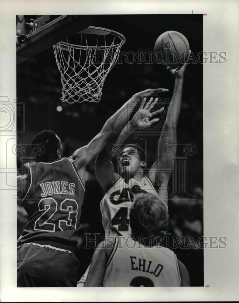 1990 Press PhotoCavs Brad Daugherty shoots over Washington Bullets Charles Jones - Historic Images