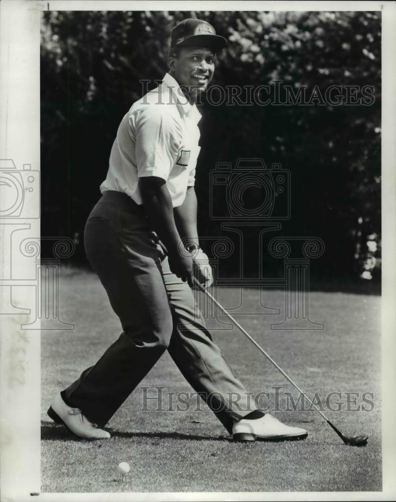1983 Press Photo Browns Mike Pruitt misses the ball on the 10th tee - cvb69804 - Historic Images