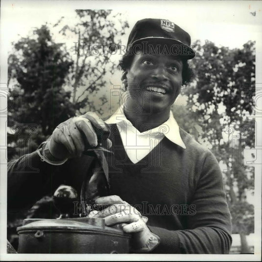1981 Press Photo Mike Pruitt washes his balls - cvb69806 - Historic Images