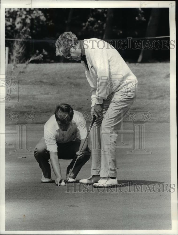 1981 Press Photo Blind Golfer Pat Browns Jr. assisted by Gerry Barousse - Historic Images