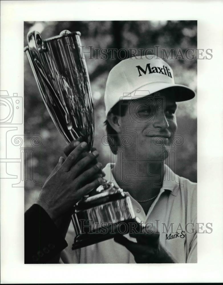 1991 Press Photo Winner of the Ben Hogan Jeff Gallagher holding up trophy - Historic Images
