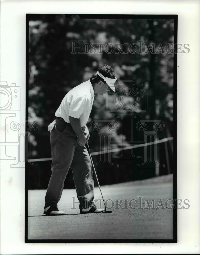 1991 Press Photo Wayne players puts at a hole no.6 during competition - Historic Images