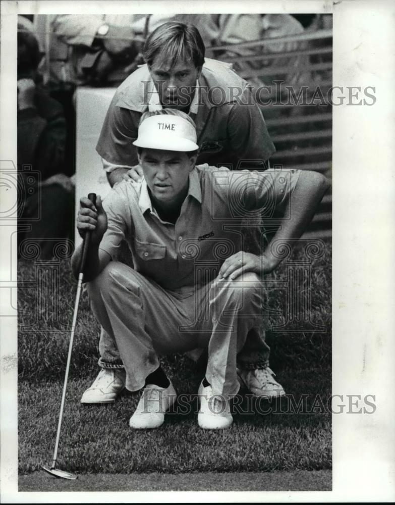 1984 Press Photo Davis Love III and his caddy line up a putt on the 5th hole. - Historic Images