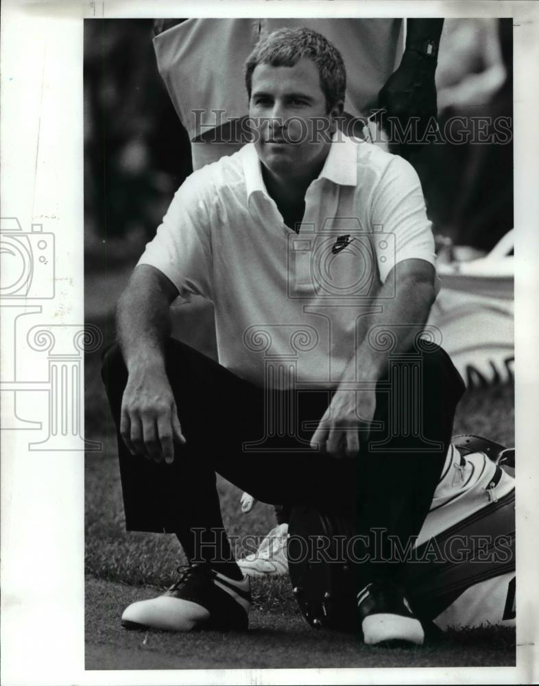 1987 Press Photo Curtiss Strange sits on his bag as his playing partners putt - Historic Images