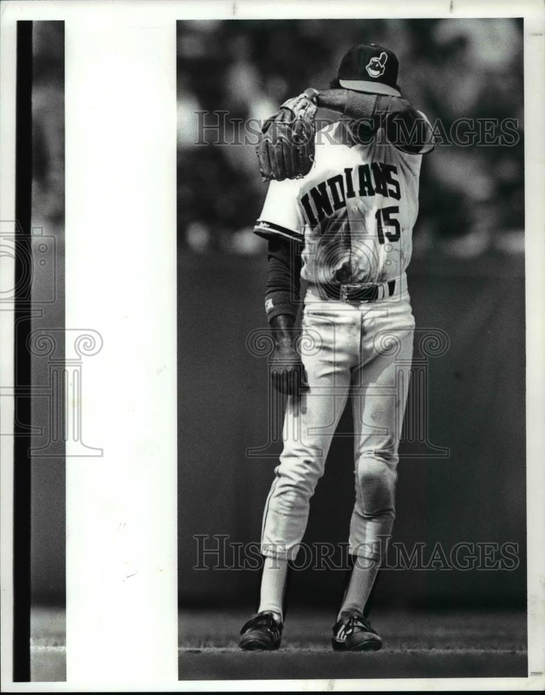 1988 Press Photo Indians 3rd Baseman Ron Washington wipes his head - cvb69847 - Historic Images