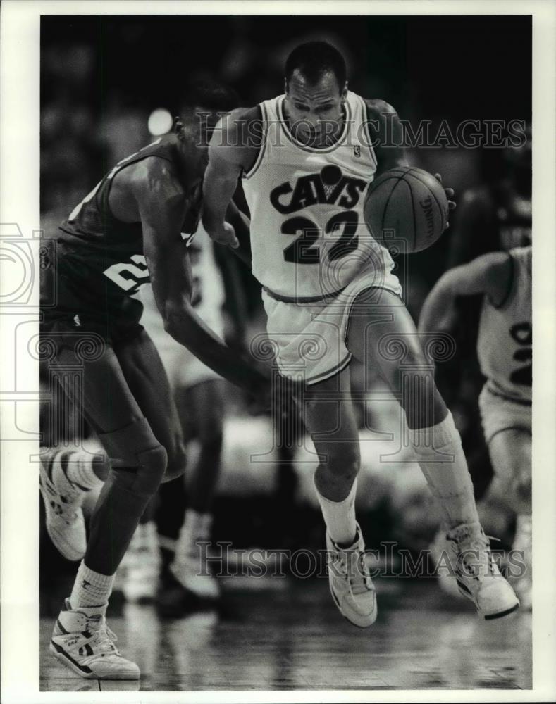 1990 Press Photo Larry Nance grabs a pass intended for New Jersey Net Roy Hinson - Historic Images