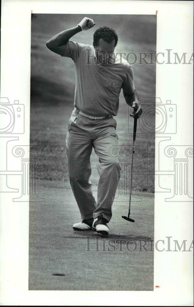 1991 Press Photo Star Clifton does a jig after his playing partners ball - Historic Images