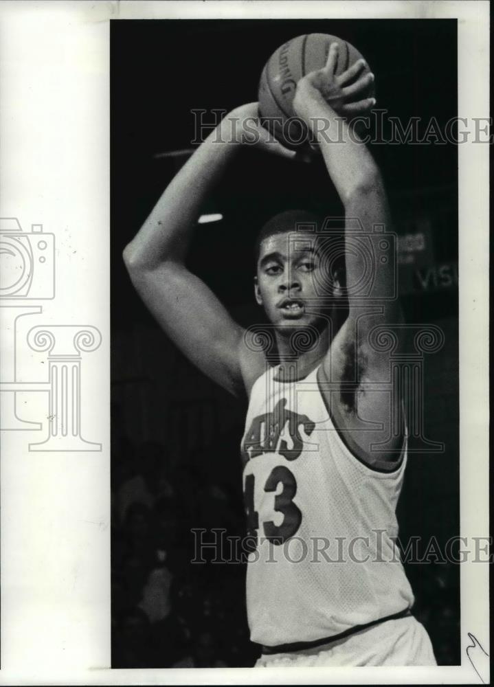 1986 Press Photo Brad Daugherty looking for help - cvb69863 - Historic Images