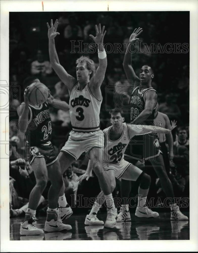 1992 Press Photo Cavs Craig Ehlo, puts pressure on Jerome Richardson - cvb69864 - Historic Images