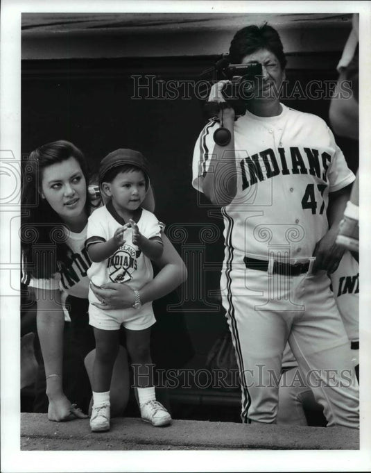 1989 Press Photo Indians pitcher Jesse Orosco with wife Leticia, son Jesse Jr. - Historic Images