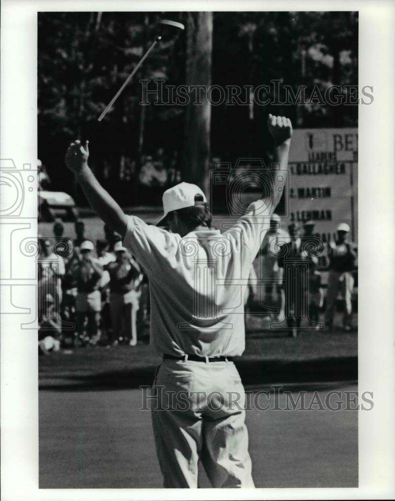 1991 Press PhotoJeff Gallagher raises his arms in victory after the putt at 18th - Historic Images