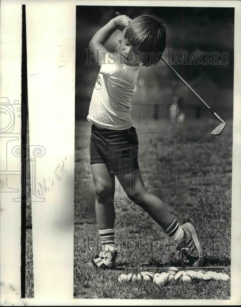 1981 Press Photo PGA Anthony Trivasonno, 6, takes a swing during the PGA clinic - Historic Images