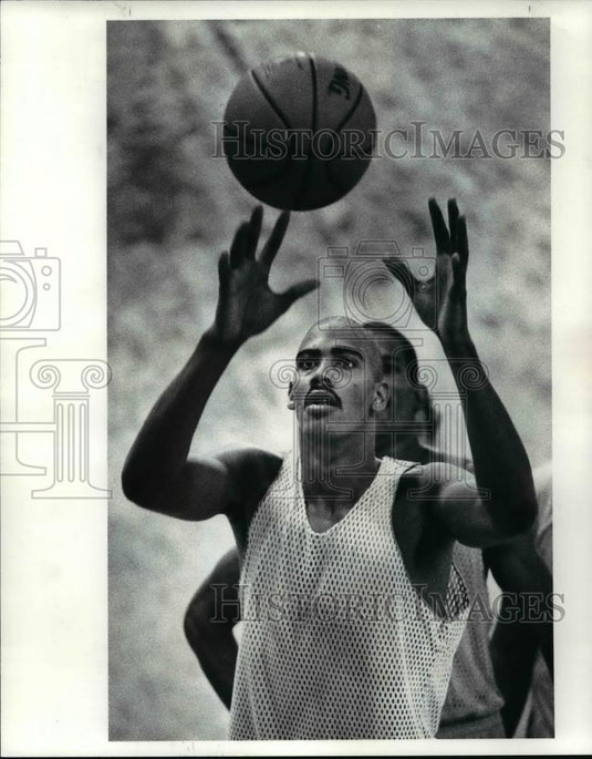 1986 Press Photo John Williams, takes a pass - cvb69894 - Historic Images