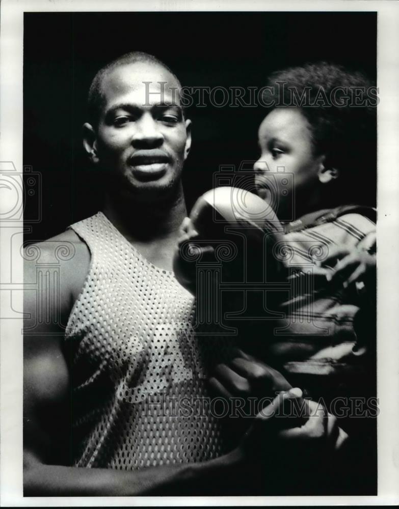 1985 Press Photo Keith Lee with his 18 months old son Keith Lee Jr. - cvb69895 - Historic Images