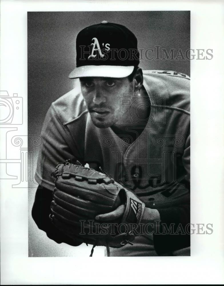 1987 Press Photo Winning Pitcher Steve Ontiveros looks in for the sign - Historic Images