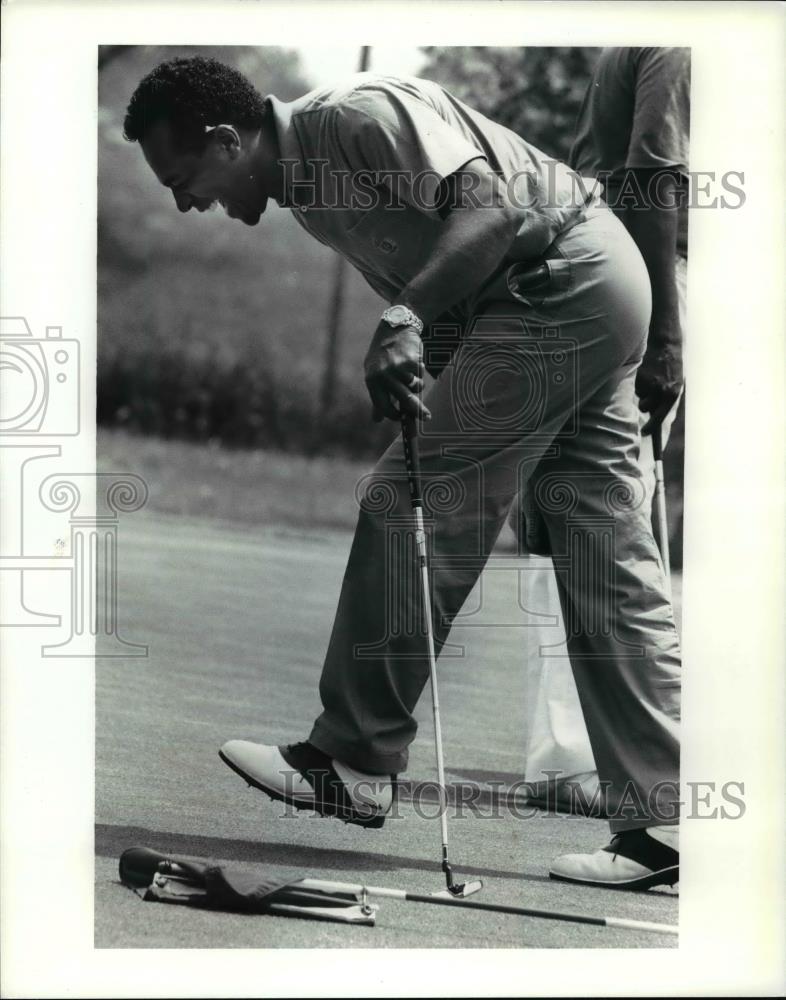 1991 Press Photo Clifton Davis Bends Over Laughter After a Shot on the 15th Hole - Historic Images