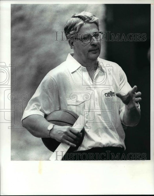 1986 Press Photo Cavs assistant coach Dick Helm - cvb69913 - Historic Images