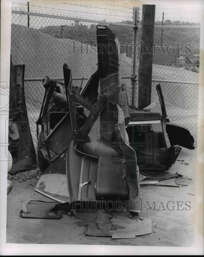 1969 Press Photo Remains of a 1968 Chevrolet After Car Thieves Stripped It - Historic Images