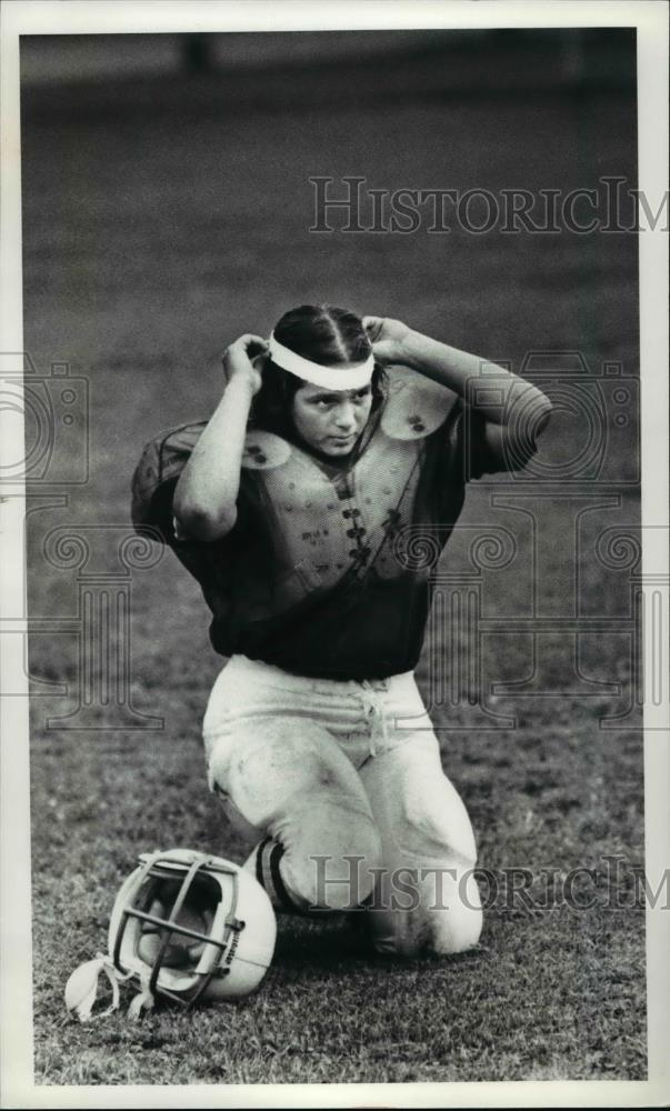 1980 Press Photo Rose De Nunzio-football player fixing headband - cvb69961 - Historic Images