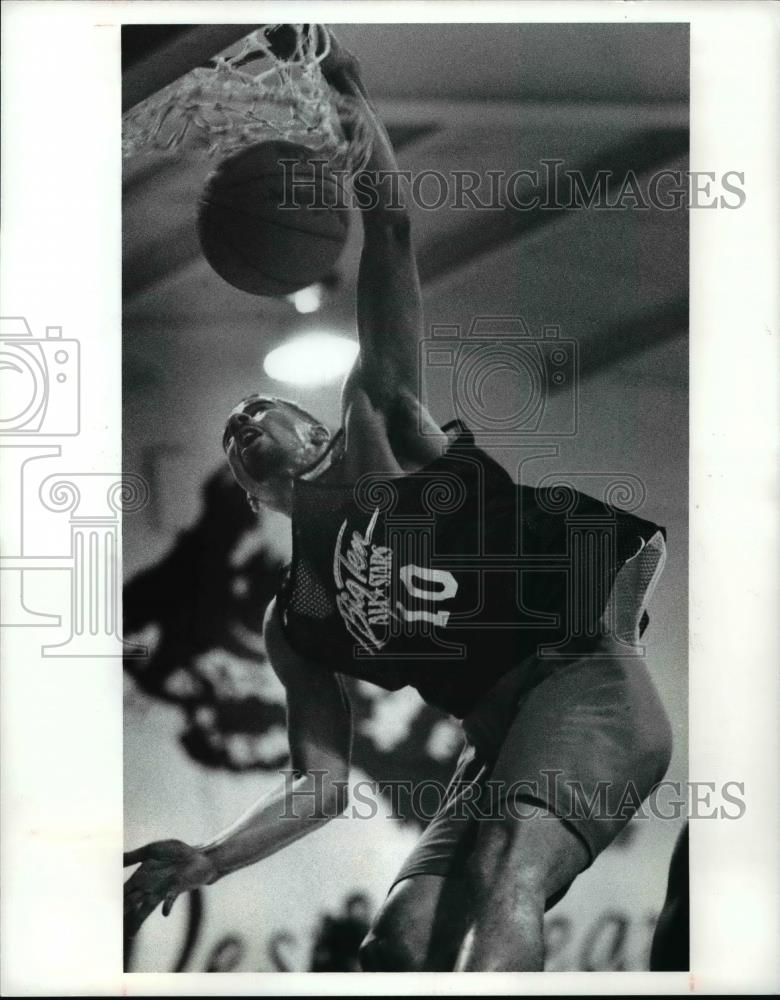 1991 Press Photo Roger Lewis of East Michigan University Slam on the 1st period - Historic Images