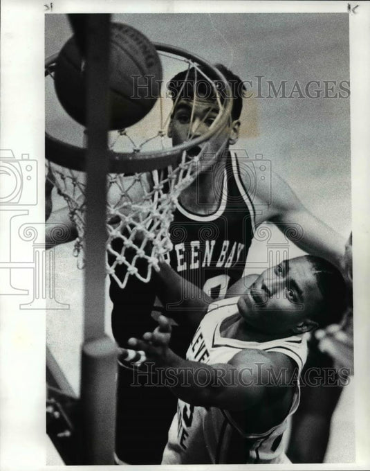 1986 Press Photo Eric Mudd of CSU tips in the ball as Brian Kimpke wathces - Historic Images