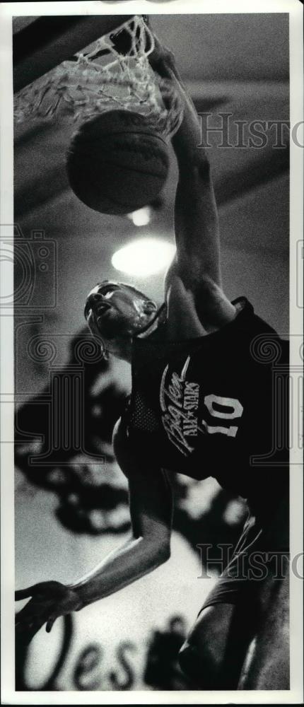 1991 Press Photo Roger Lewis of East Michigan University slams - cvb70010 - Historic Images